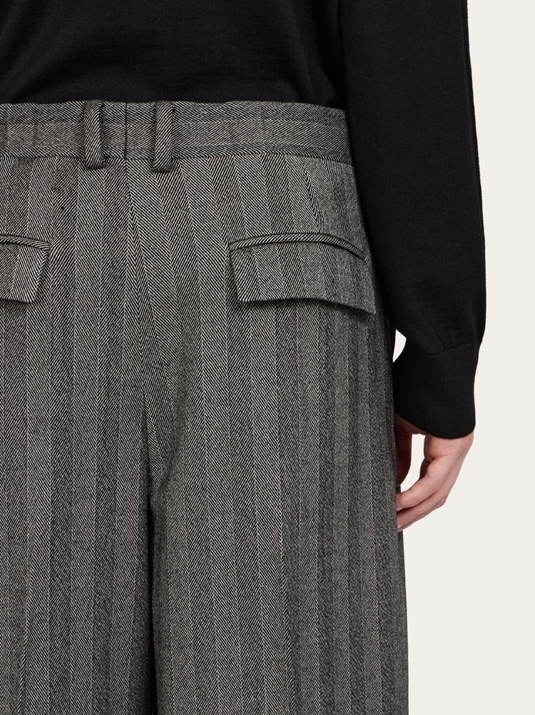 Pantalon haute couture à chevrons Gallery image 6
