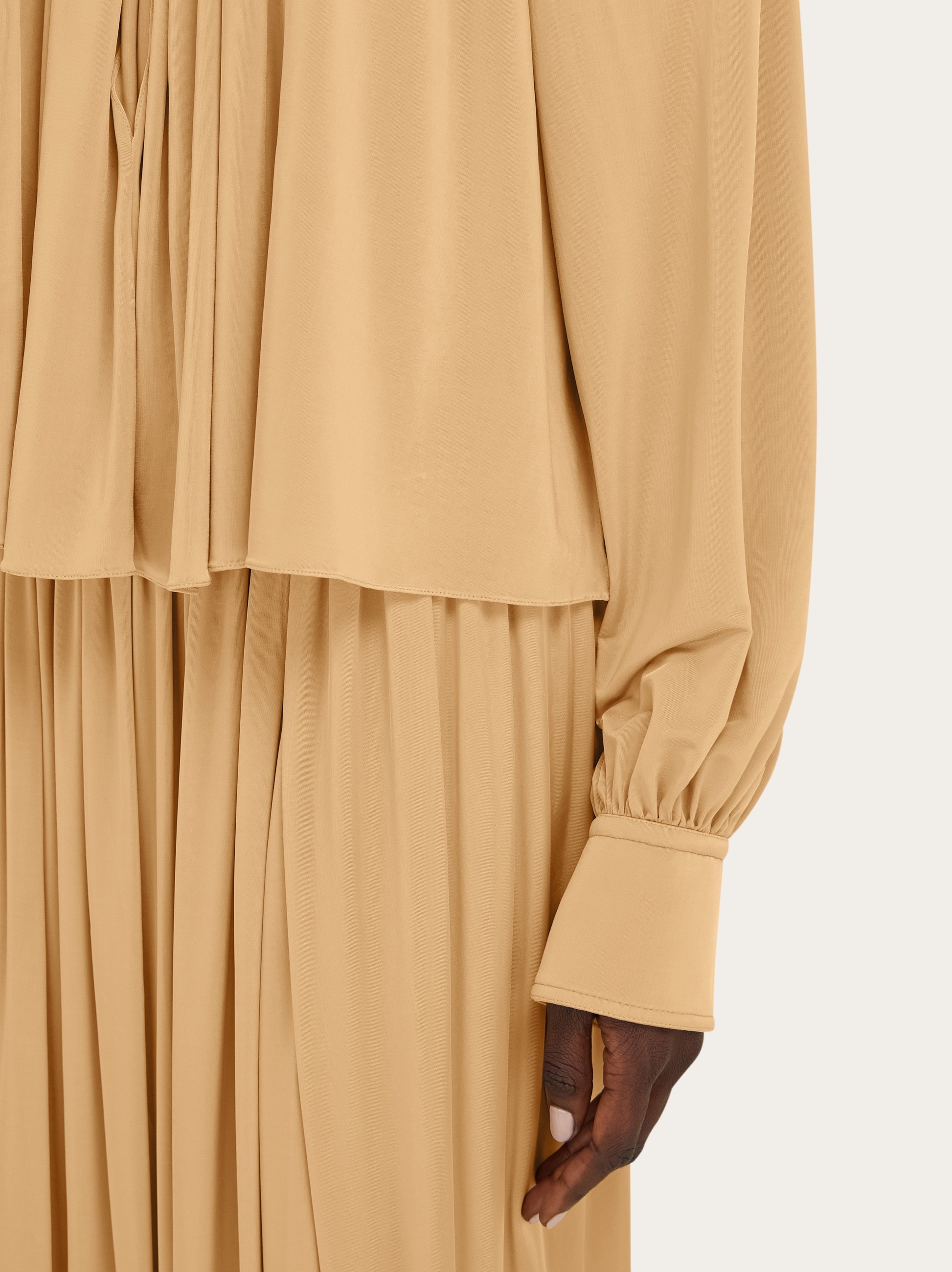 Salvatore Ferragamo シルクブラウス ゴールドベージュ L Salvatore Ferragamo シルクブラウス ゴールドベージュ L シルク