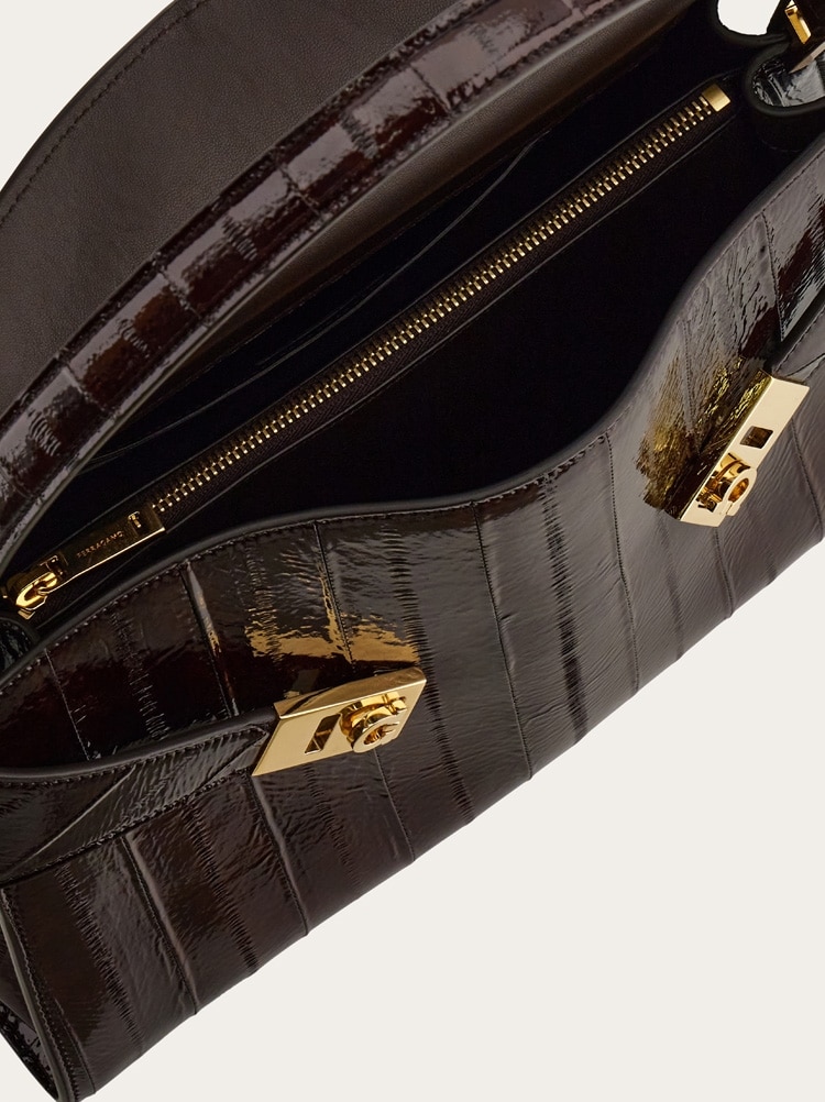 Hug soft shoulder bag (M) Gallery image 4