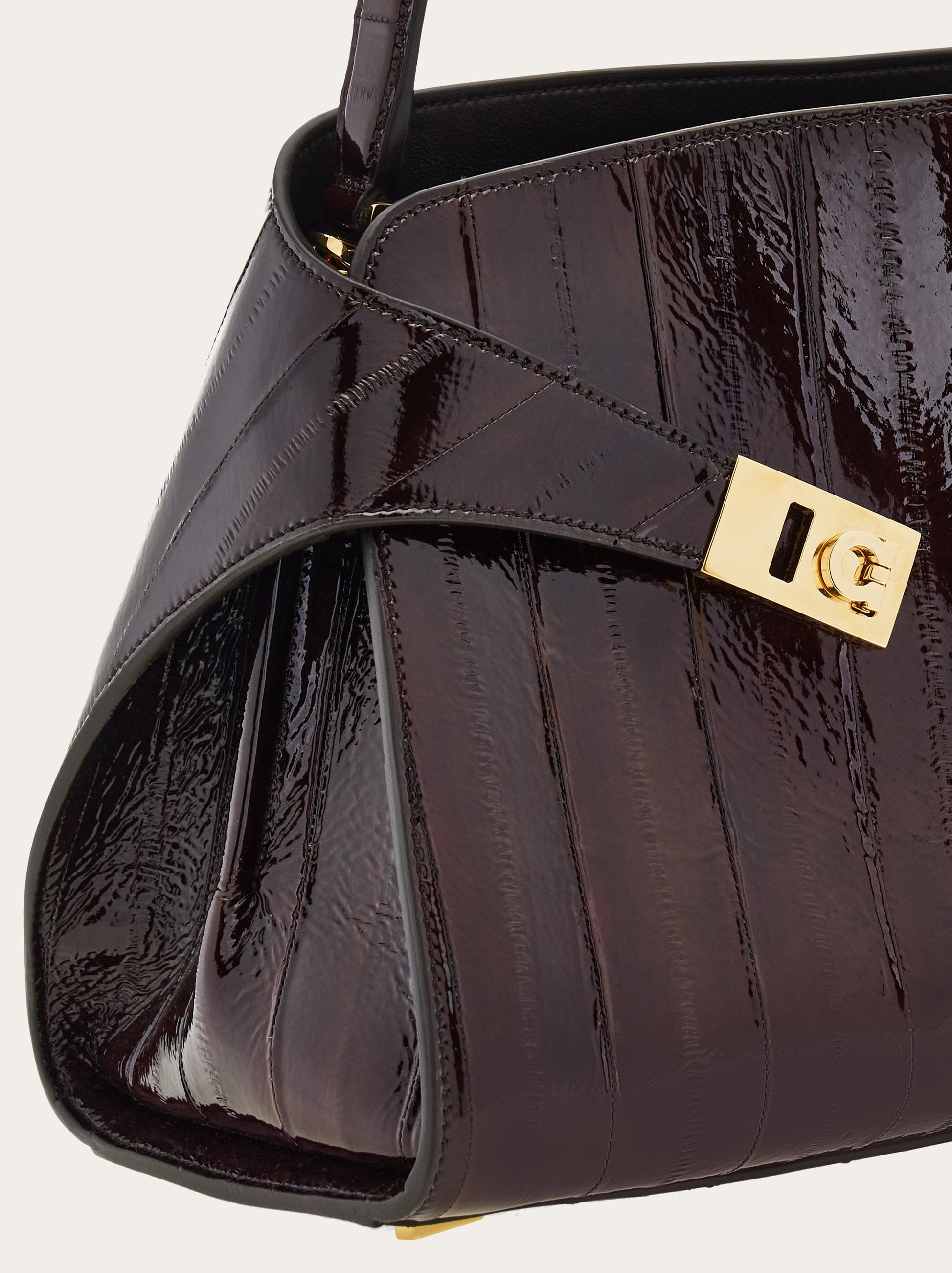 Hug ソフト ワンショルダーバッグ(M) - ウィメンズ | Ferragamo