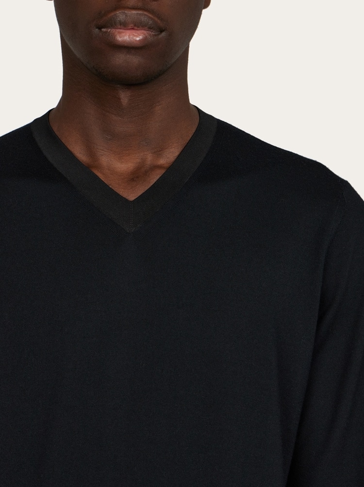 Jersey con cuello en V Gallery image 4