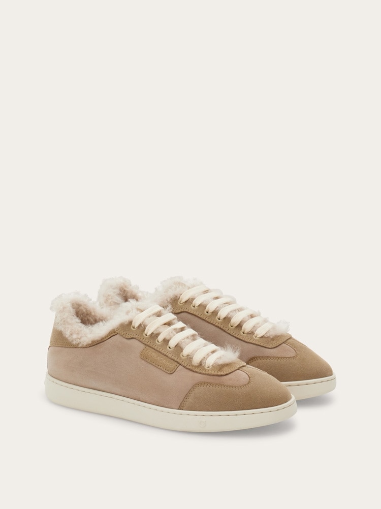 Low cut sneaker with shearling detail