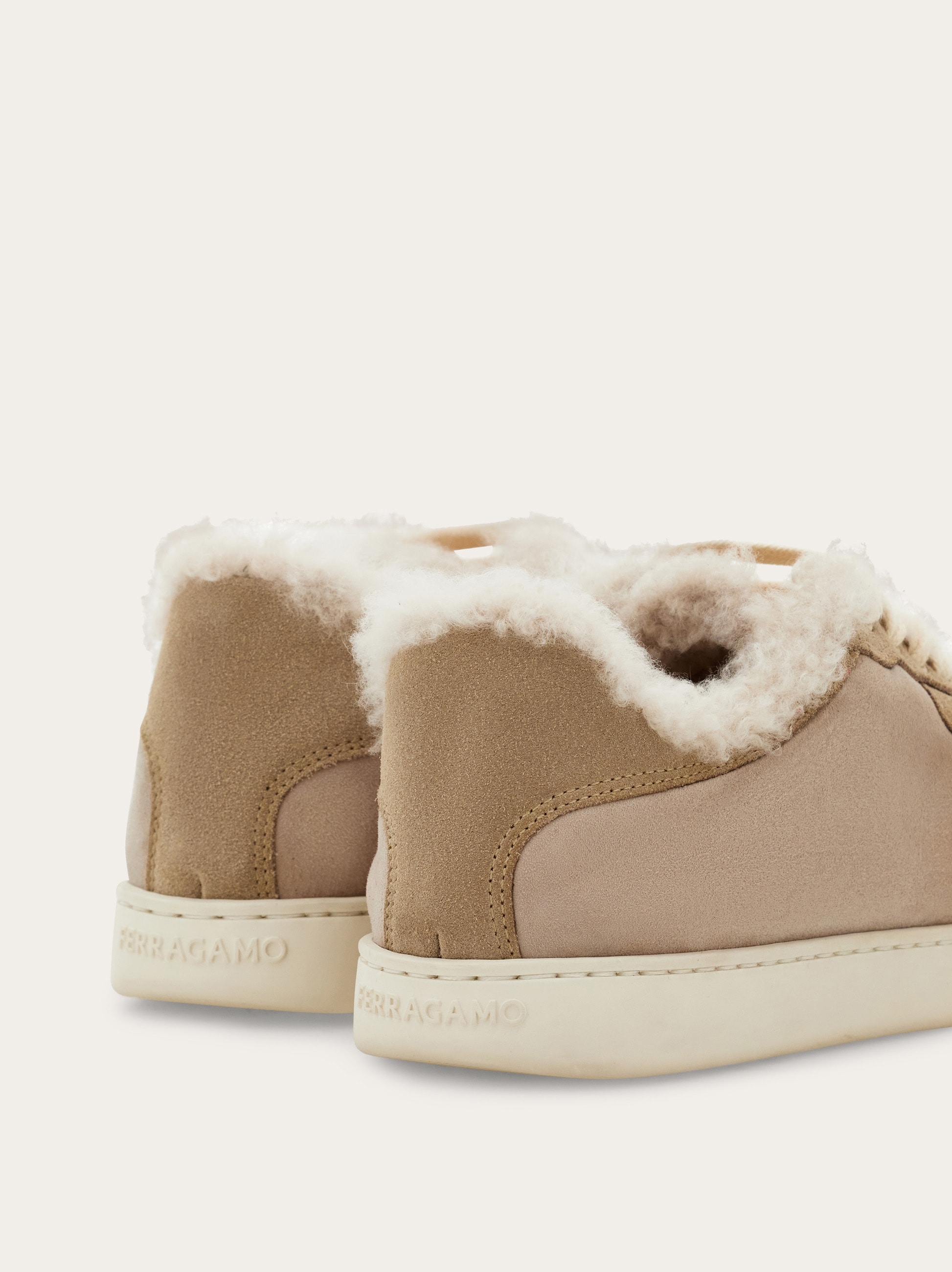 Salvatore Ferragamo スエードスニーカー ベージュ スニーカー - ウィメンズ | Ferragamo