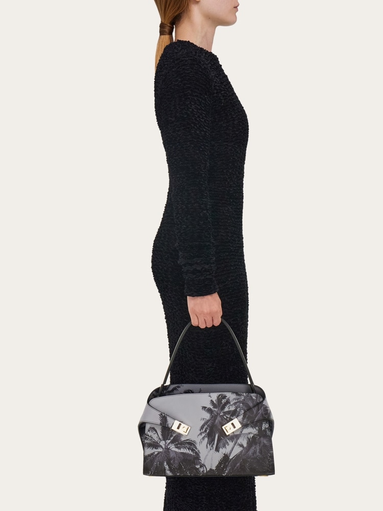 Hug Soft Schultertasche (M) Gallery image 2