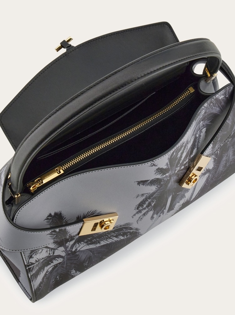 Hug Soft Schultertasche (M) Gallery image 5