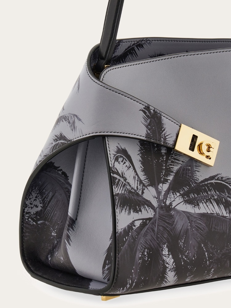 Hug Soft Schultertasche (M) Gallery image 7