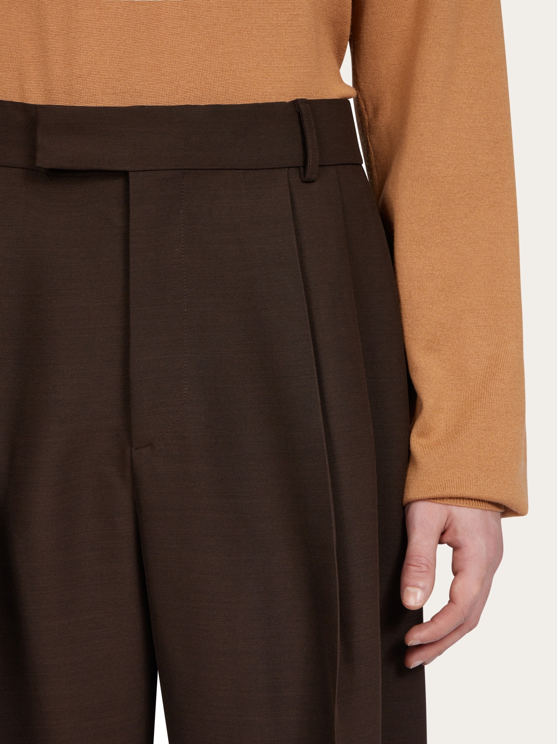 パンツ FERRAGAMO PANTS (13G988785197 DARKEXPRESSO) ジョガーパンツ - メンズ | Ferragamo