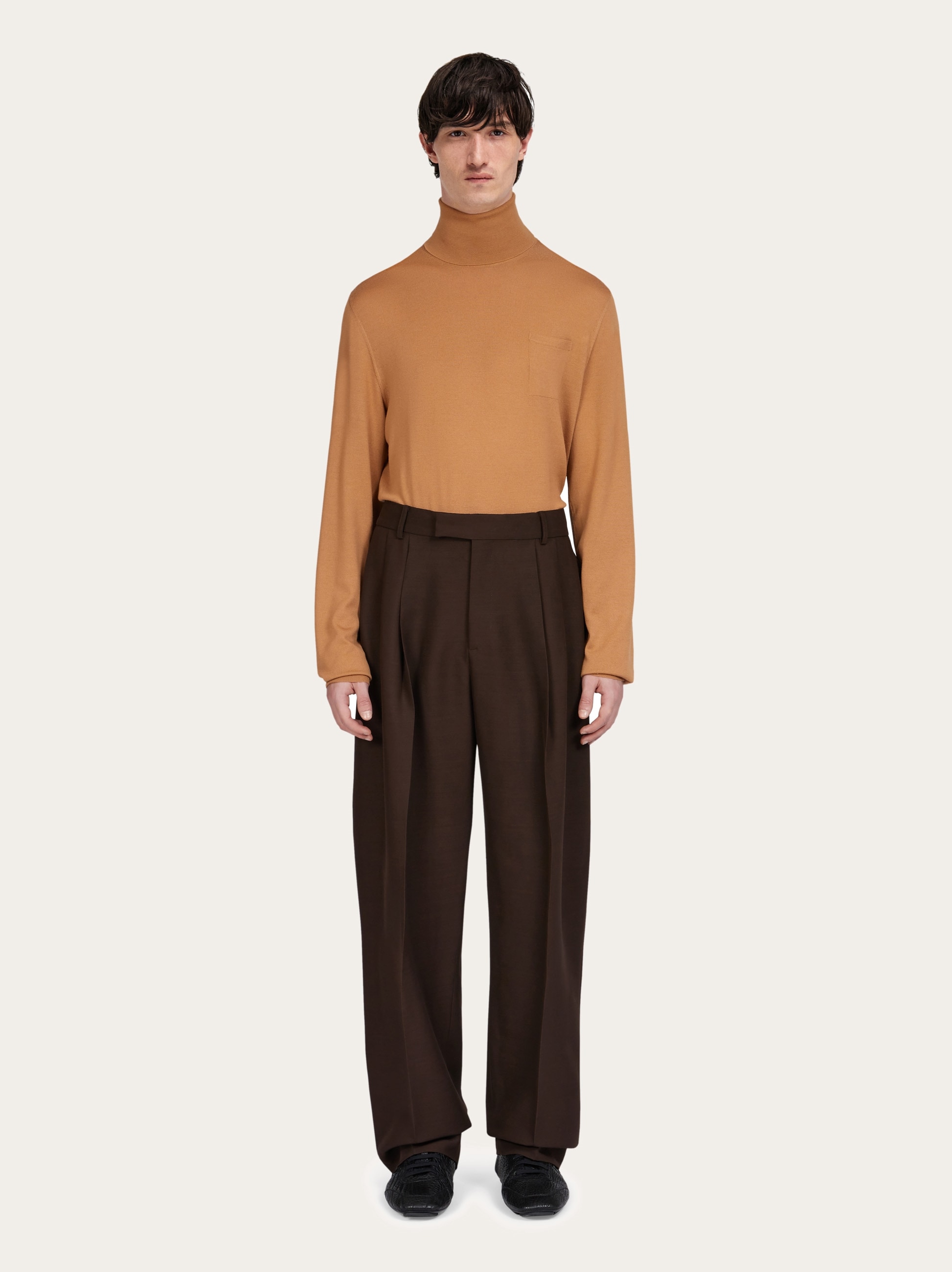 パンツ FERRAGAMO PANTS (13G988785197 DARKEXPRESSO) ジョガーパンツ - メンズ | Ferragamo