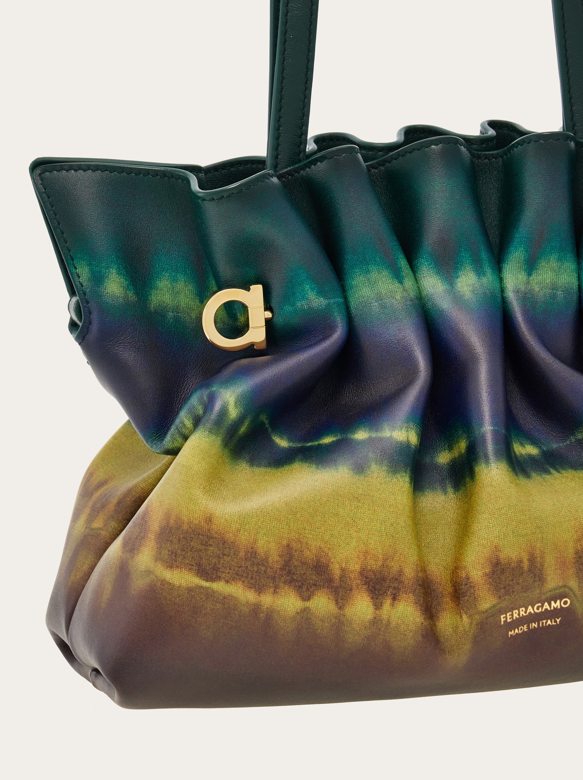 専用です！！極美品✨希少 フェラガモSalvatore Ferragamo 希少 Salvatore Ferragamo フェラガモ バッグチャーム 黒 - メルカリ