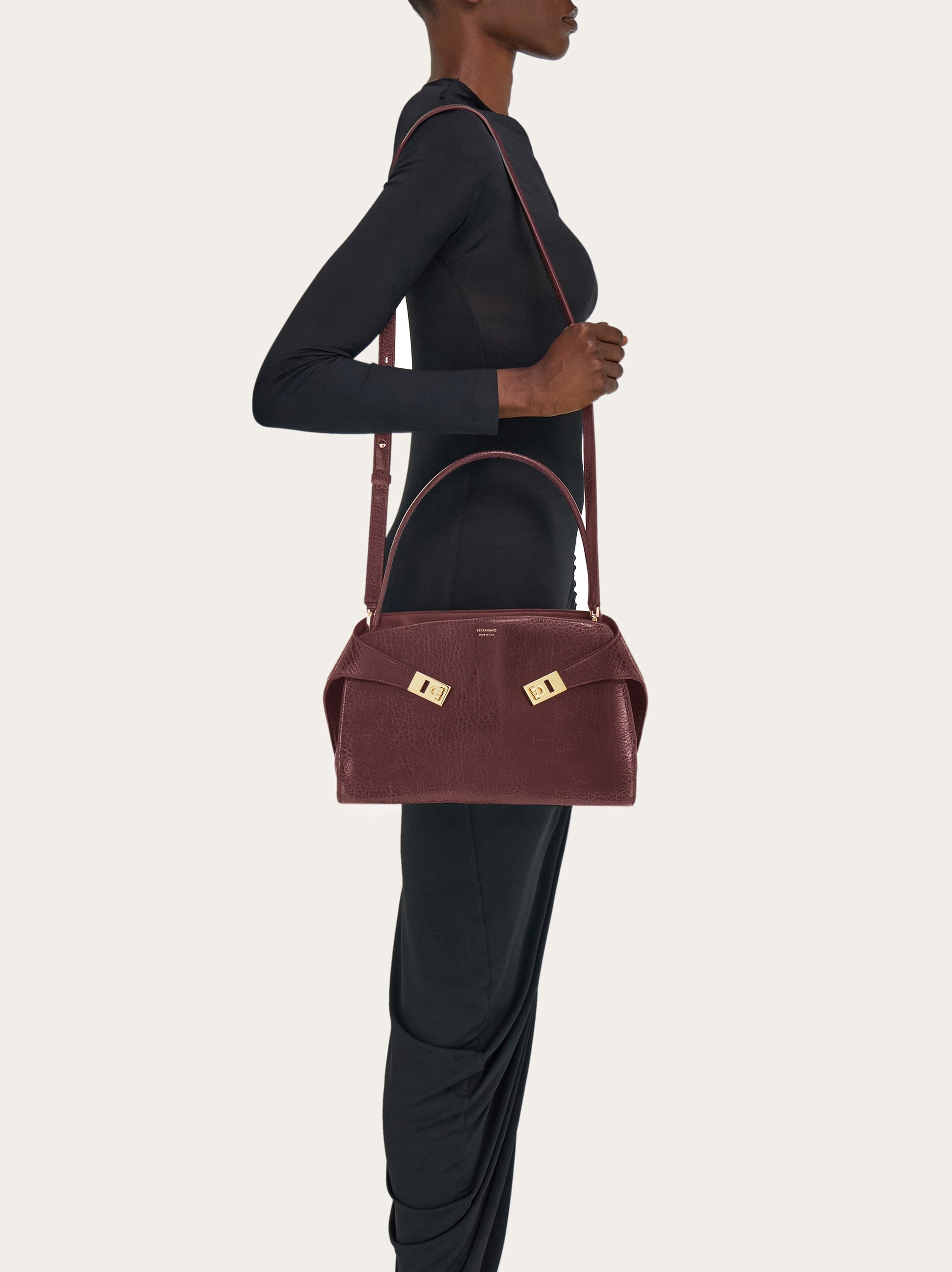 【Ferragamo】Hug ソフト バイカラー ショルダーバッグ(M) Hug ソフト バイカラー ワンショルダーバッグ(M) - ウィメンズ