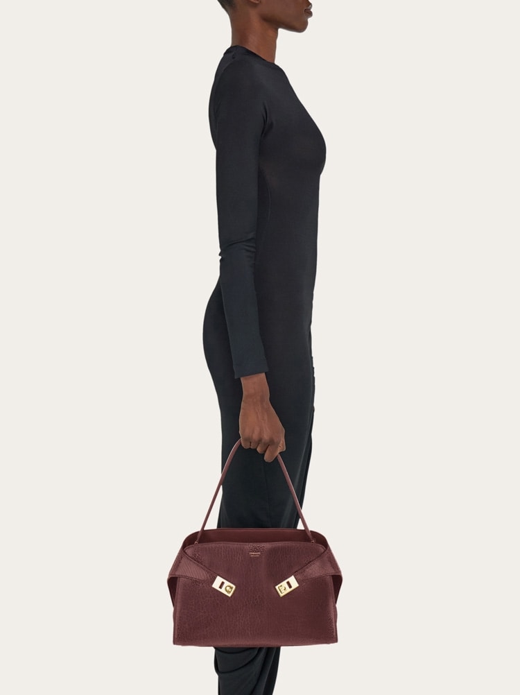 Hug soft shoulder bag (M) Gallery image 3