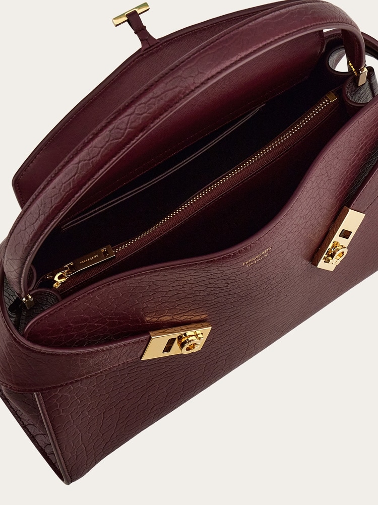 Hug soft shoulder bag (M) Gallery image 6
