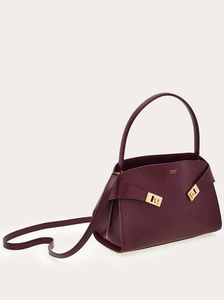 Hug soft shoulder bag (M) Gallery image 7