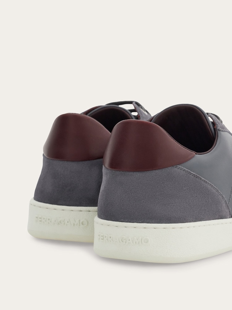 Sneakers bajas con firma Gallery image 4