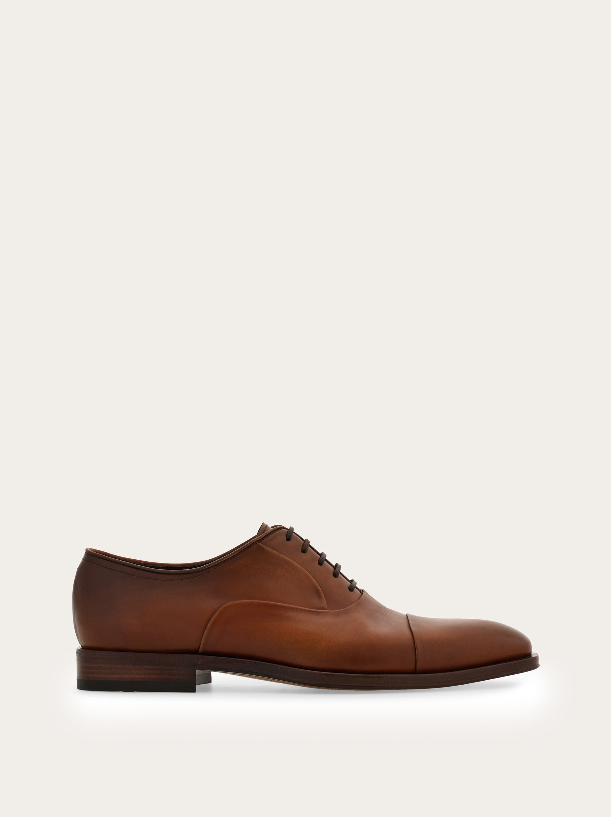 SALVATORE FERRAGAMO　オックスフォードシューズ　ビジネス Oxford shoe with toe cap - Men | Ferragamo