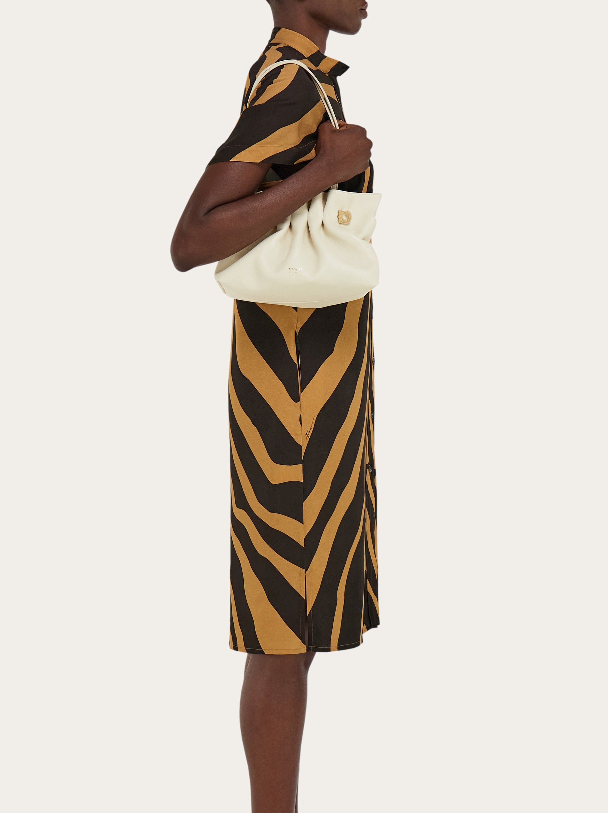 レアフェミニンカラー! 新品! フェラガモ VARA クリームヌバック 23cm フェラガモ ソフトバッグ(S) - ウィメンズ | Ferragamo