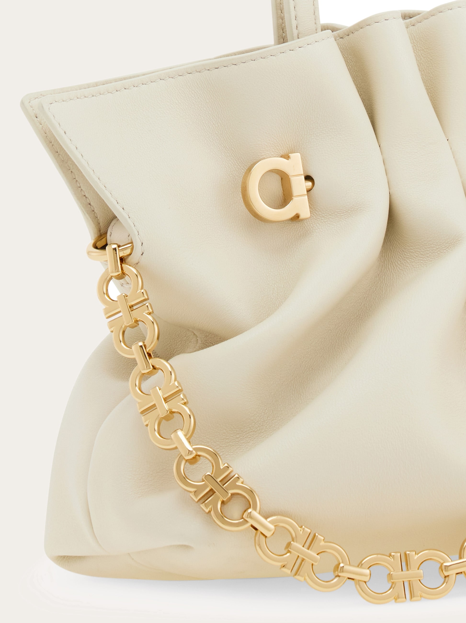 レアフェミニンカラー! 新品! フェラガモ VARA クリームヌバック 23cm フェラガモ ソフトバッグ(S) - ウィメンズ | Ferragamo