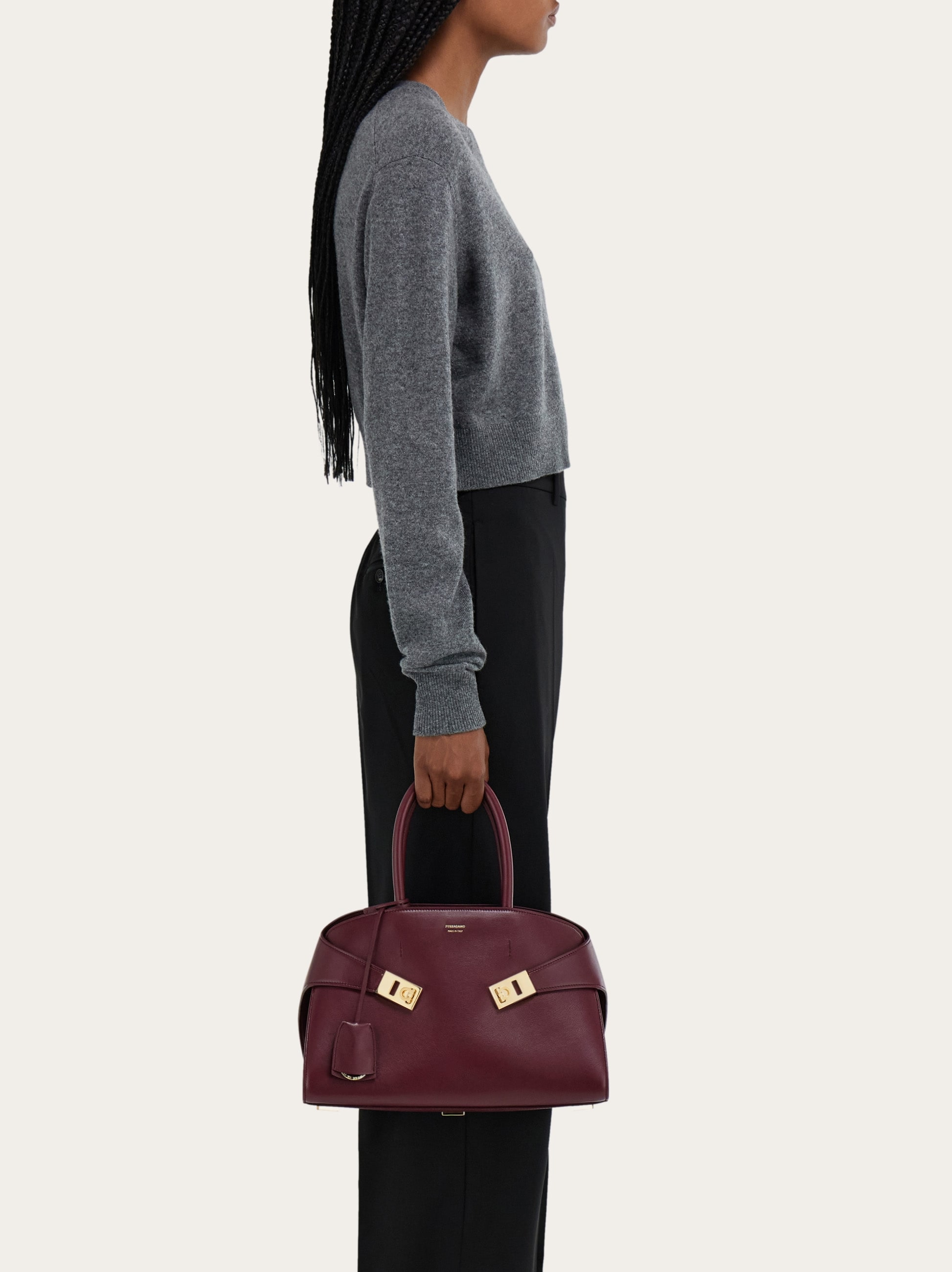 Hug ハンドバッグ(M) - ウィメンズ | Ferragamo