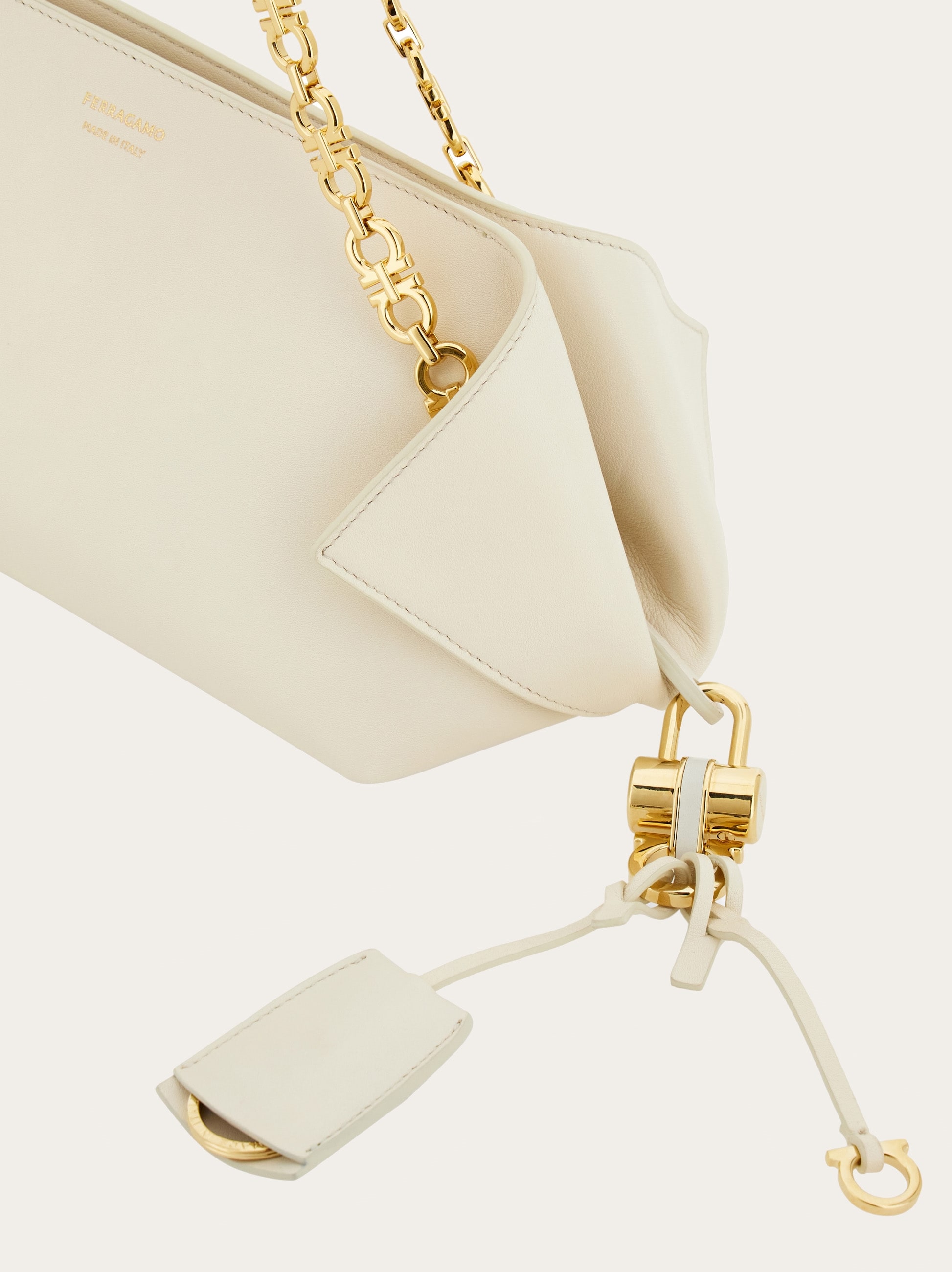 Folded shoulder bag (S) - Women | Ferragamo