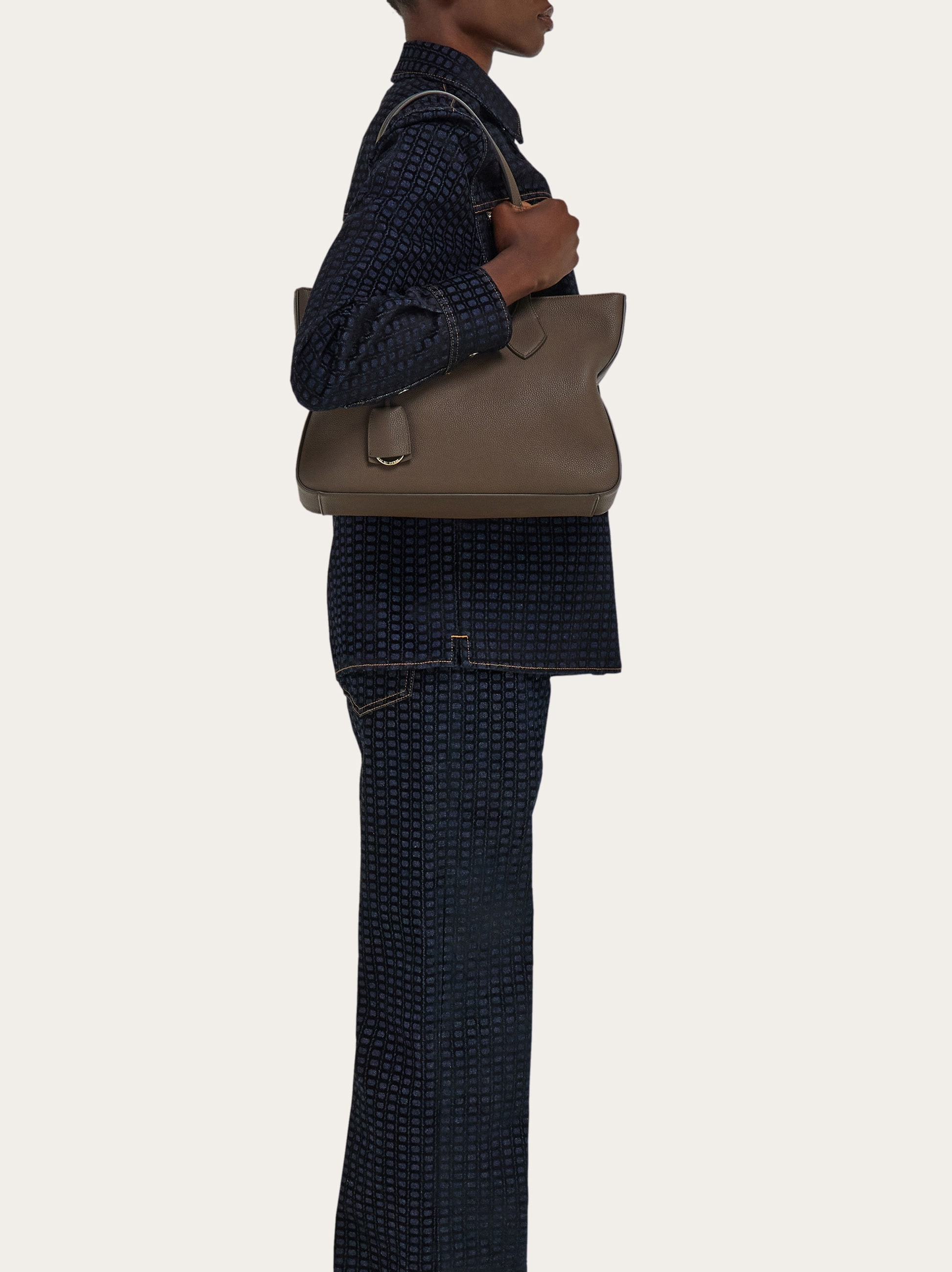 トートバッグ（M） - ウィメンズ | Ferragamo