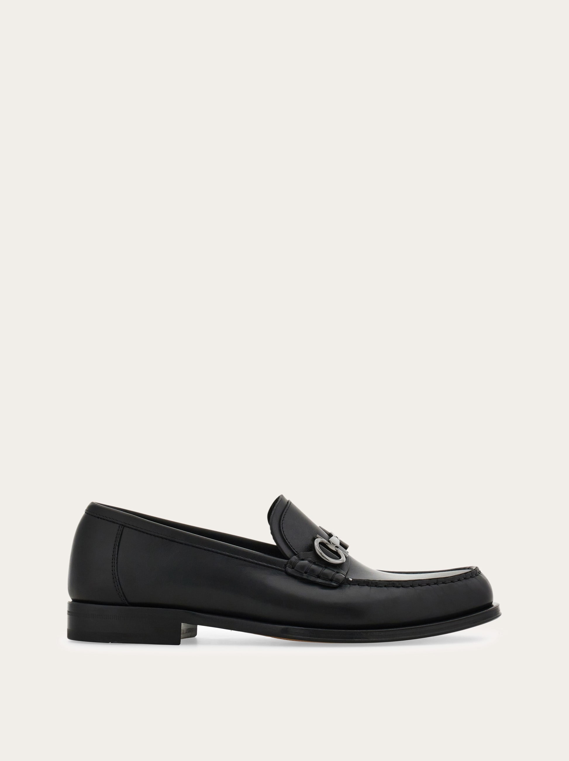 FERRAGAMO ブラックカジュアルシューズ Loafer with Gancini buckle - Men | Ferragamo