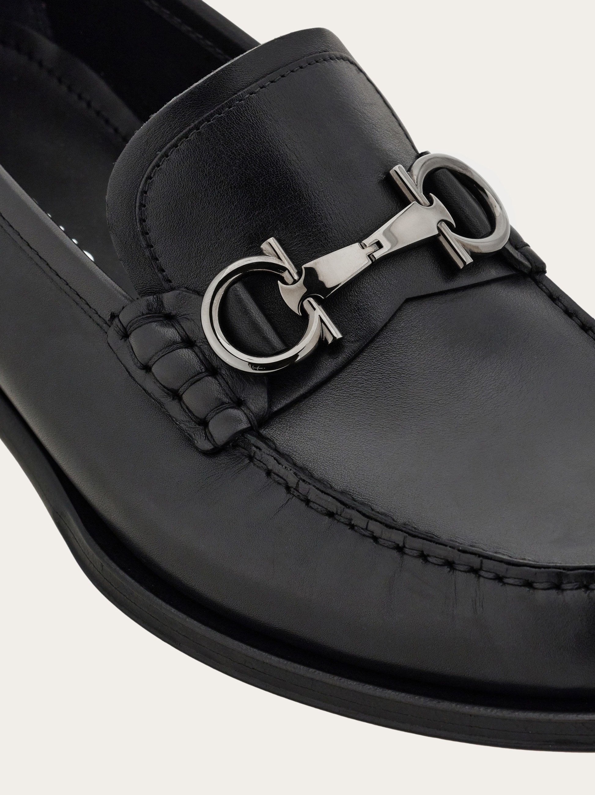 靴 SALVATORE FERRAGAMO Loafer with Gancini buckle - Men | Ferragamo