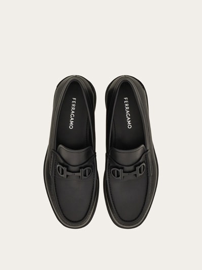 店頭試着のみ新品! フェラガモ シルバーガンチーニ ローファー 22.5㎝ フェラガモFerragamo♡美品 ガンチーニモカシン ローファー シルバー5♡