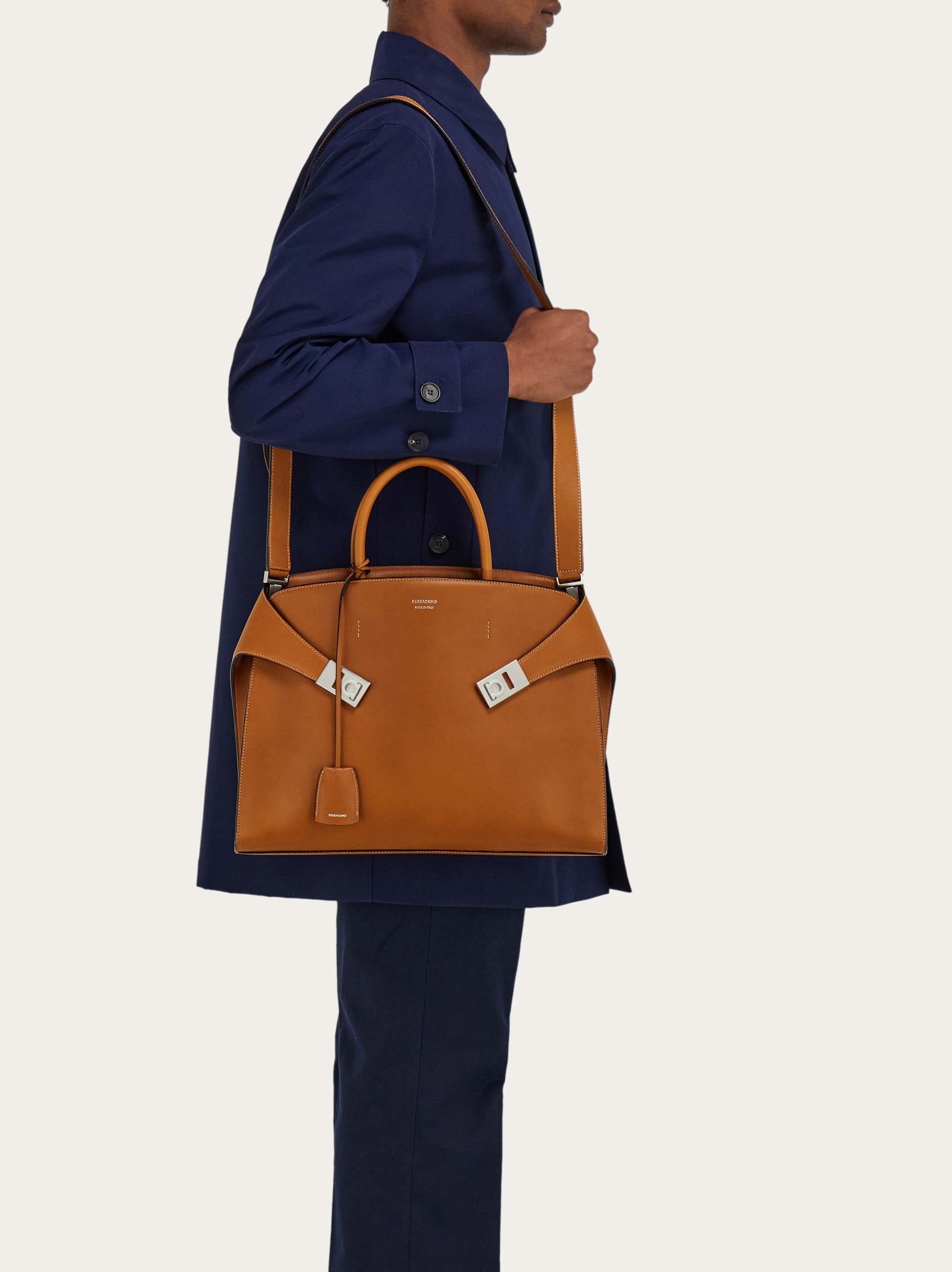 Salvatore　Ferragamo ダークブラウン ビジネスバッグ Hug briefcase - Men | Ferragamo