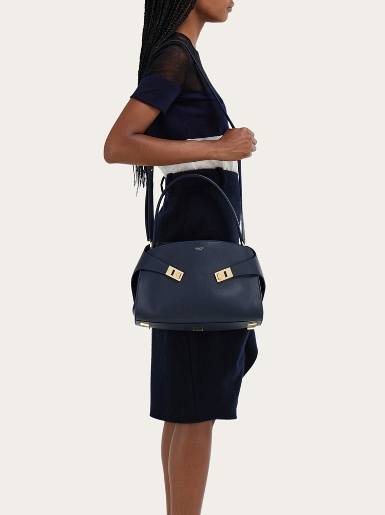 Hug soft bicolor shoulder bag (M) Gallery image 9