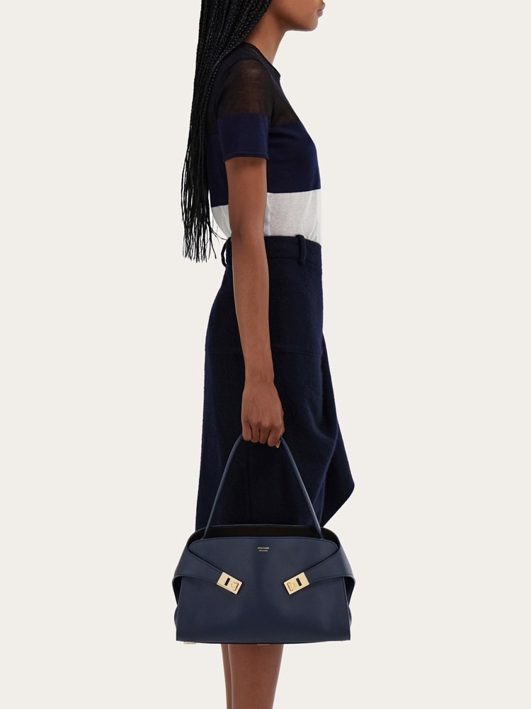 Hug soft bicolor shoulder bag (M) Gallery image 3