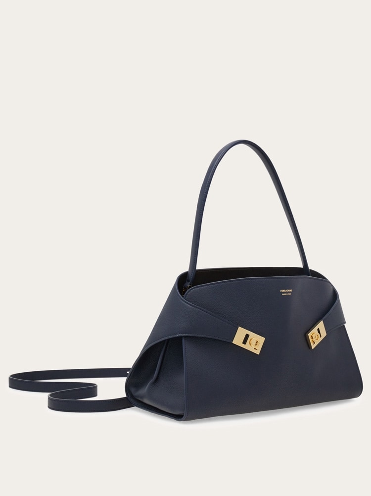 Hug soft bicolor shoulder bag (M) Gallery image 7