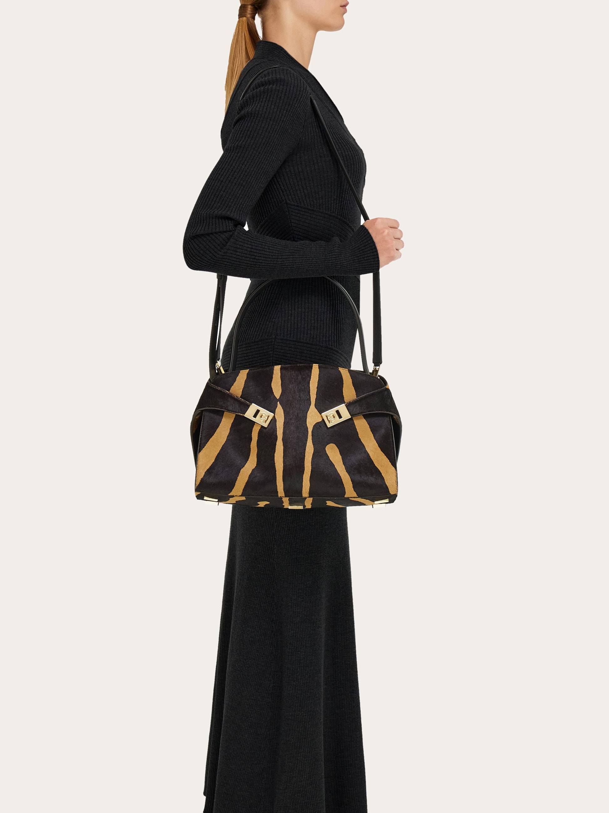 Hug ソフト バイカラー ワンショルダーバッグ(M) - ウィメンズ | Ferragamo