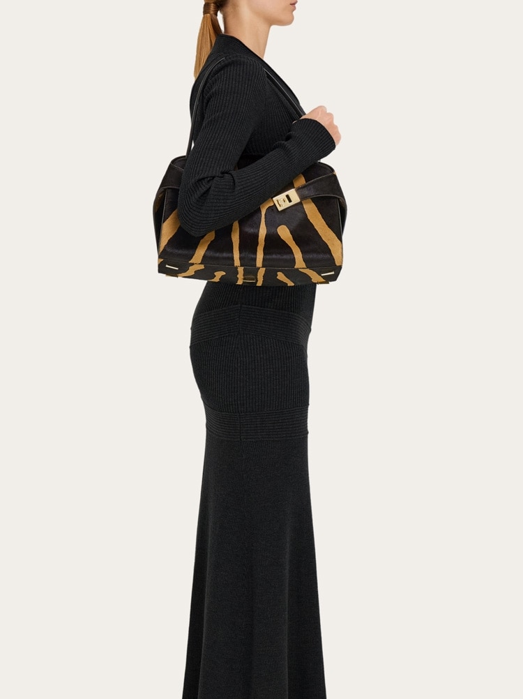 Hug soft bicolor shoulder bag (M) Gallery image 2