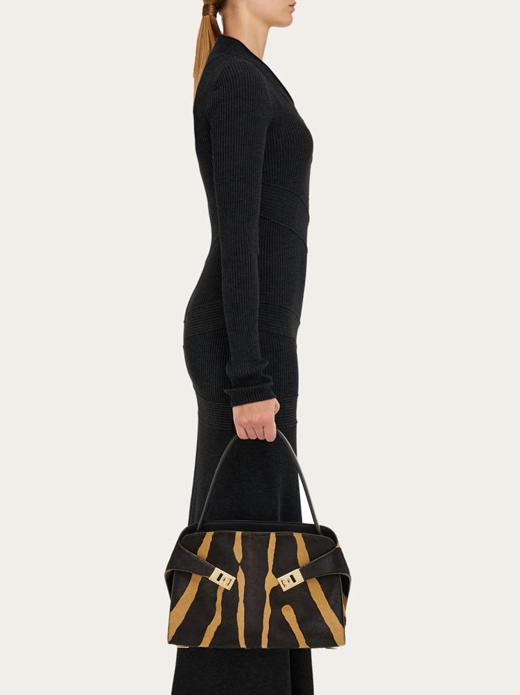 Hug soft bicolor shoulder bag (M) Gallery image 3