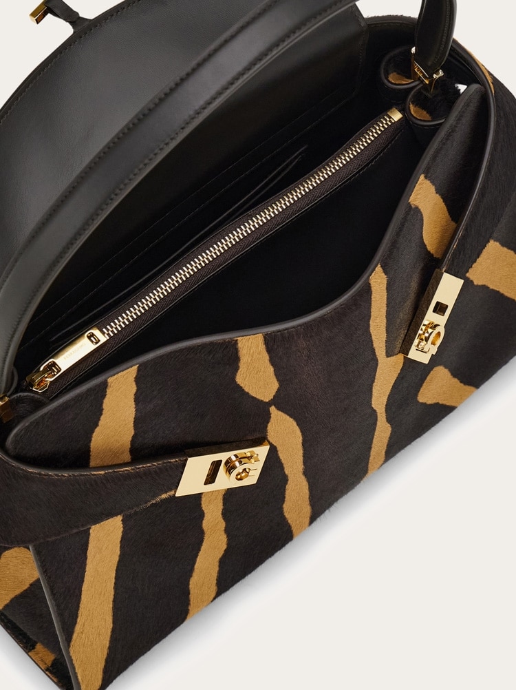 Hug soft bicolor shoulder bag (M) Gallery image 6