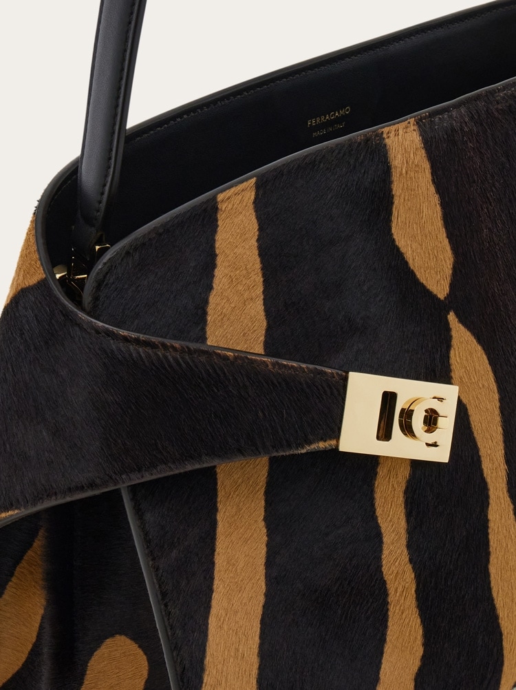 Hug soft bicolor shoulder bag (M) Gallery image 8