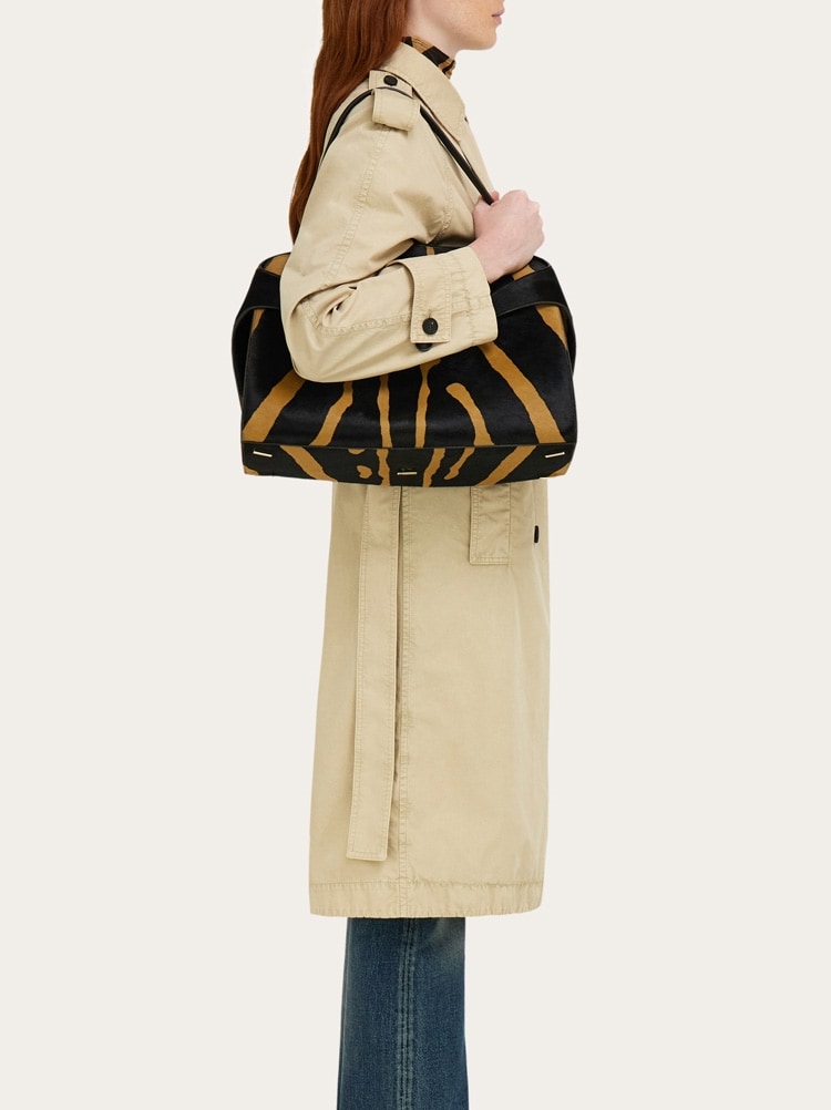 Hug soft bicolor shoulder bag (L) Gallery image 2