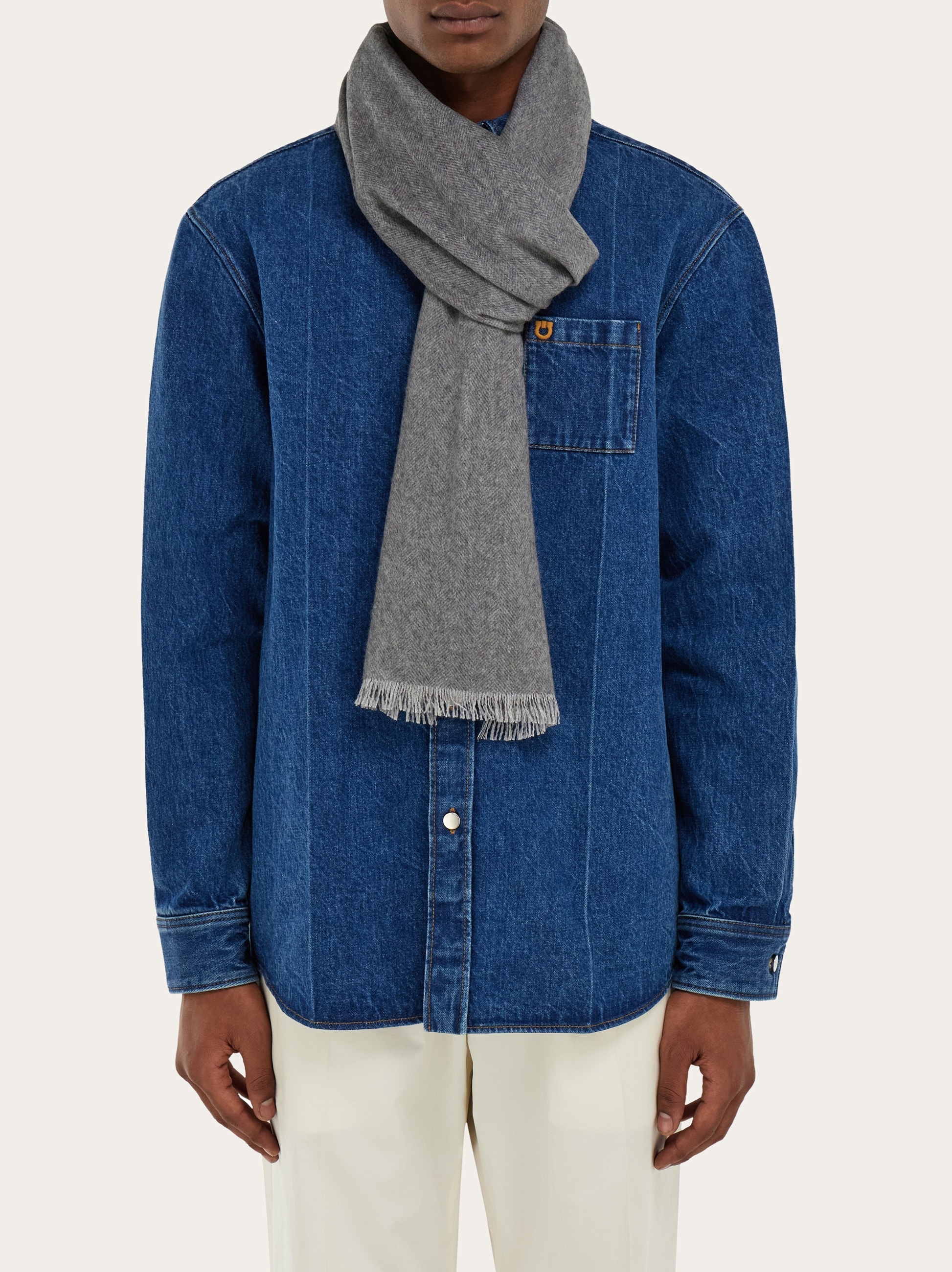 サルヴァトーレフェラガモ　メンズシルクカシミアストール カシミア ストール - メンズ | Ferragamo