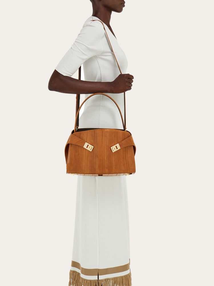 Hug soft bicolor shoulder bag (M) Gallery image 8