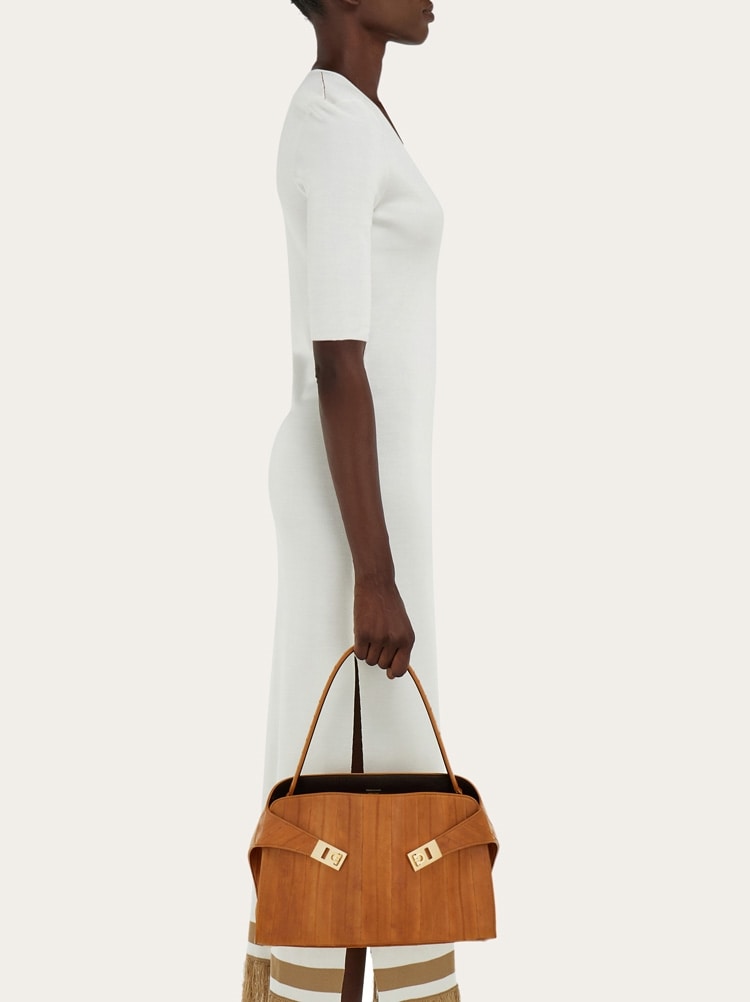 Hug soft bicolor shoulder bag (M) Gallery image 3