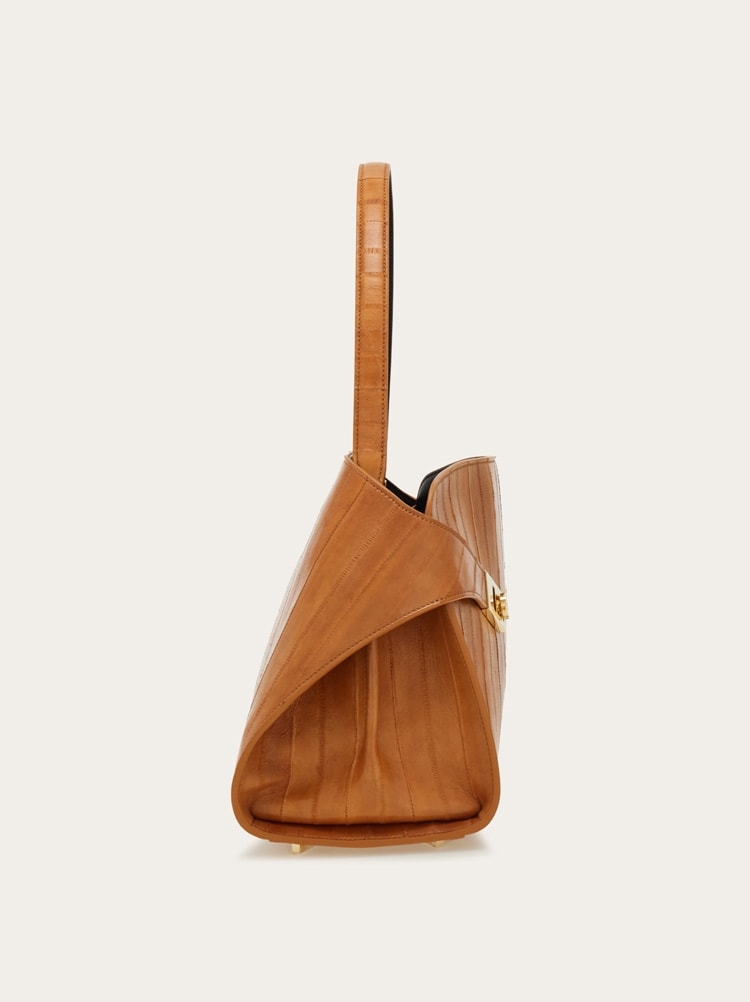 Hug soft bicolor shoulder bag (M) Gallery image 4