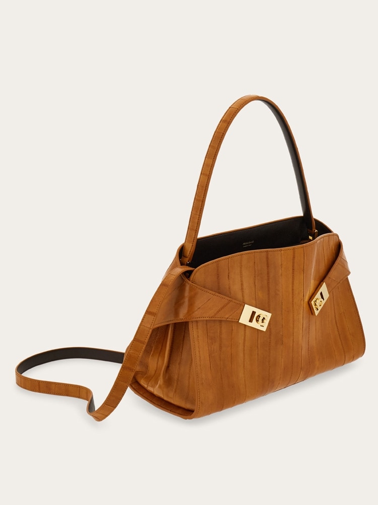 Hug soft bicolor shoulder bag (M) Gallery image 7