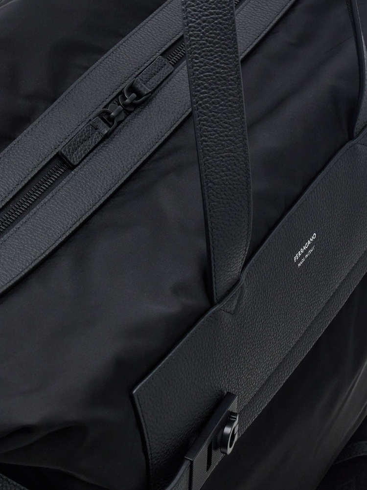 Hug buckle duffle bag Gallery image 7