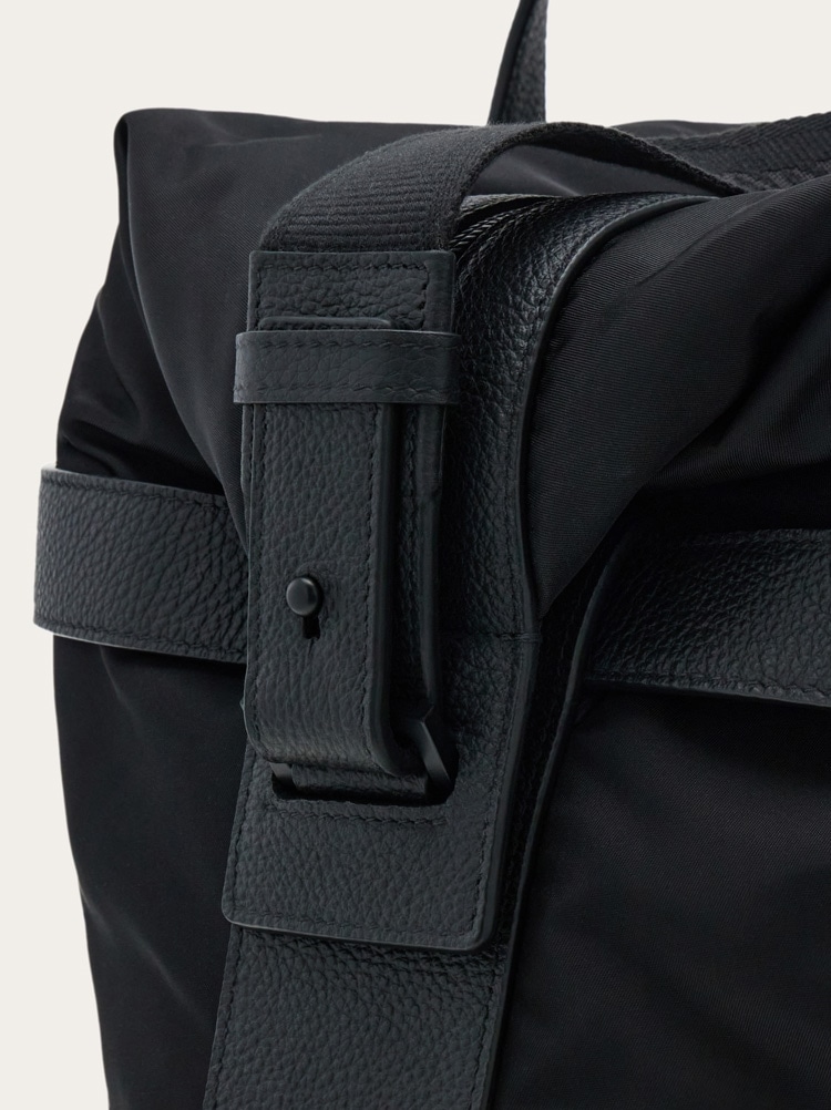 Hug buckle duffle bag Gallery image 8