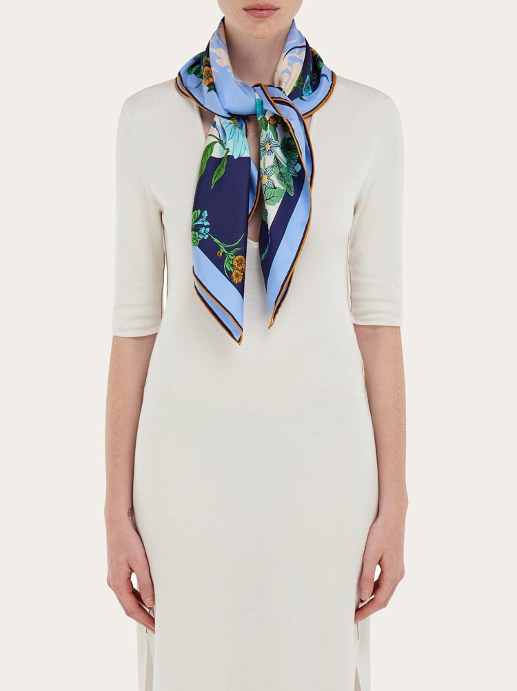 Pañuelo de seda estampado Pegaso Gallery image 3