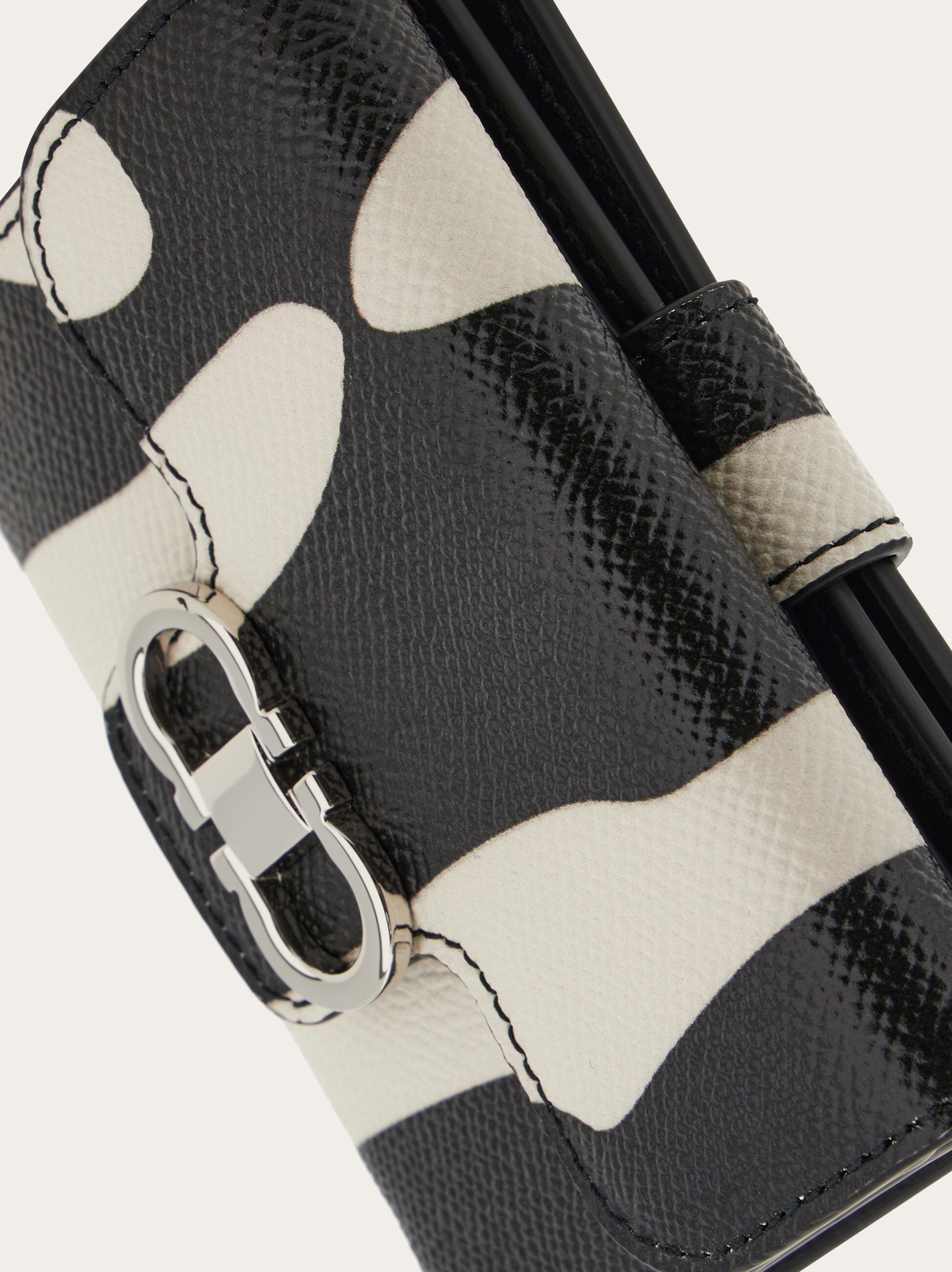 ☆Ferragamo2つ折り財布 美品☆ ガンチーニ 二つ折り財布 - ウィメンズ | Ferragamo