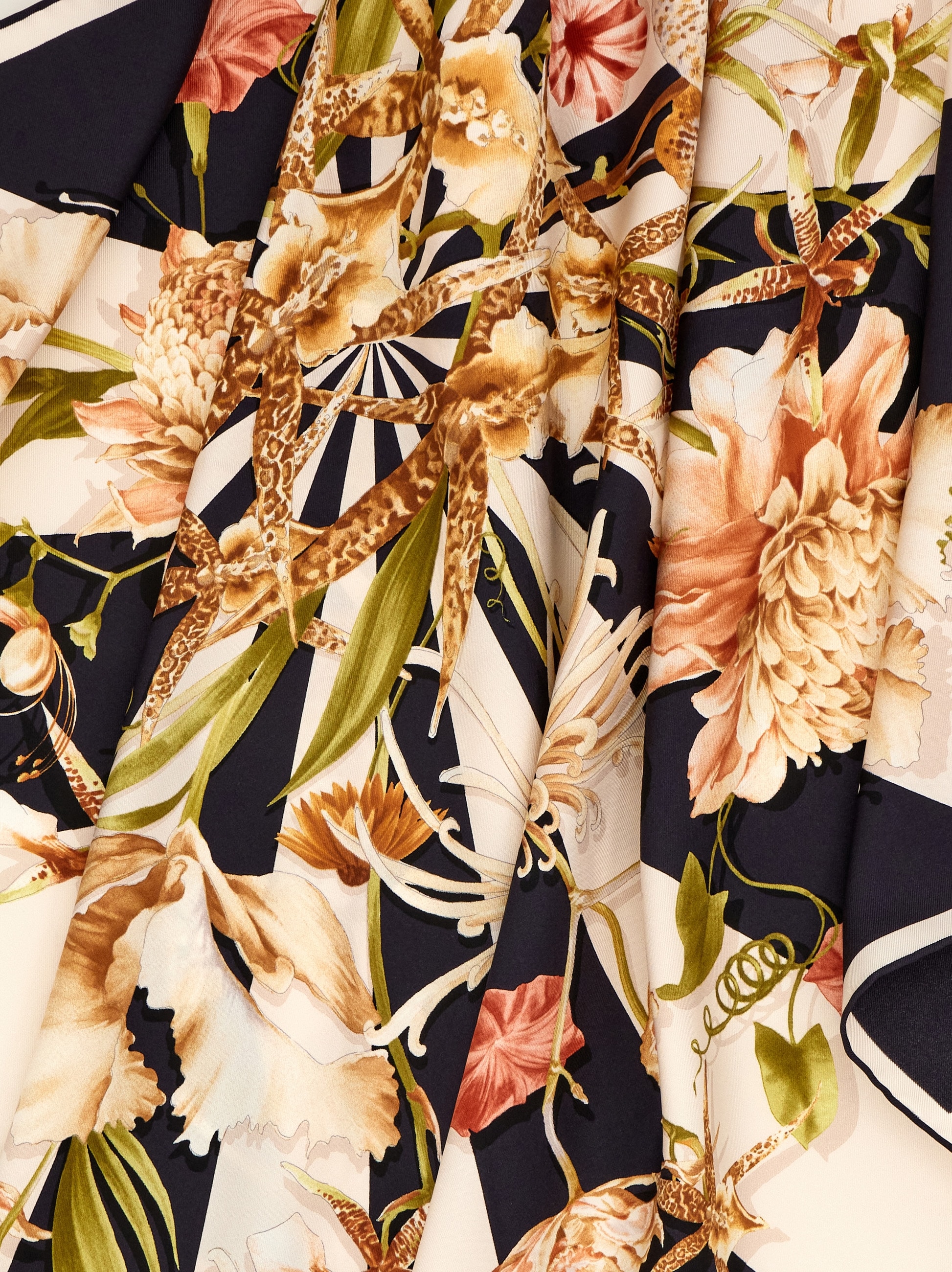 新品希少Salvatore Ferragamoシルク100% 花柄　大判スカーフ Floral bloom print silk scarf - Women | Ferragamo