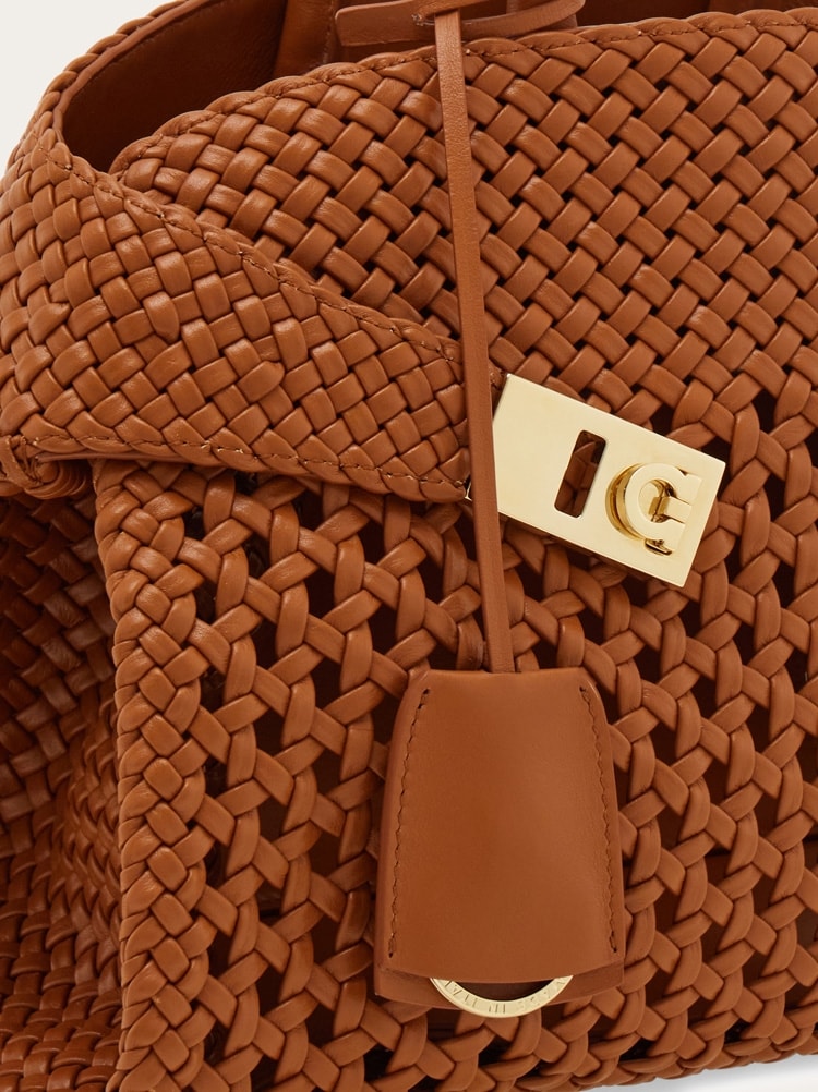 Hug handbag (M) Gallery image 6