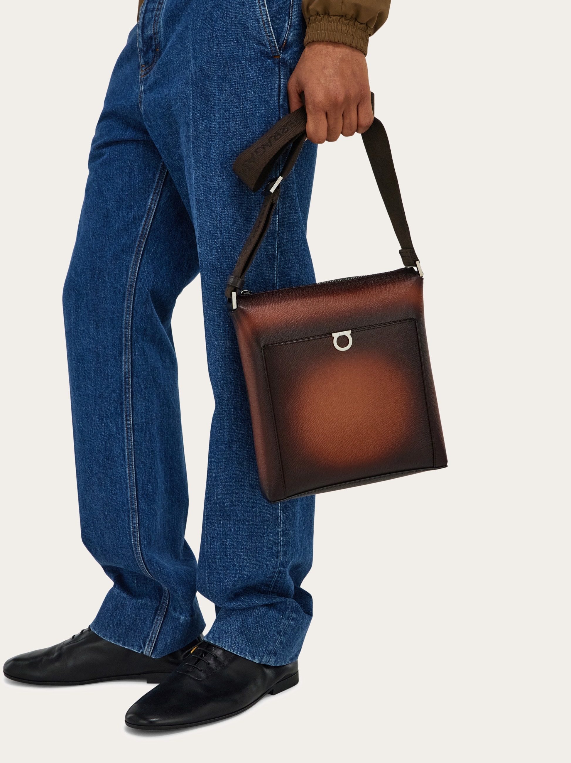 【極美品】【最新モデル】Ferragamo ガンチーニ レザー ボディバッグ FERRAGAMO（フェラガモ） ボディバッグ 24 1480 メンズ ガンチーニ