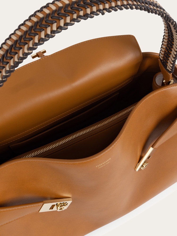 Hug soft bicolor shoulder bag (L) Gallery image 4